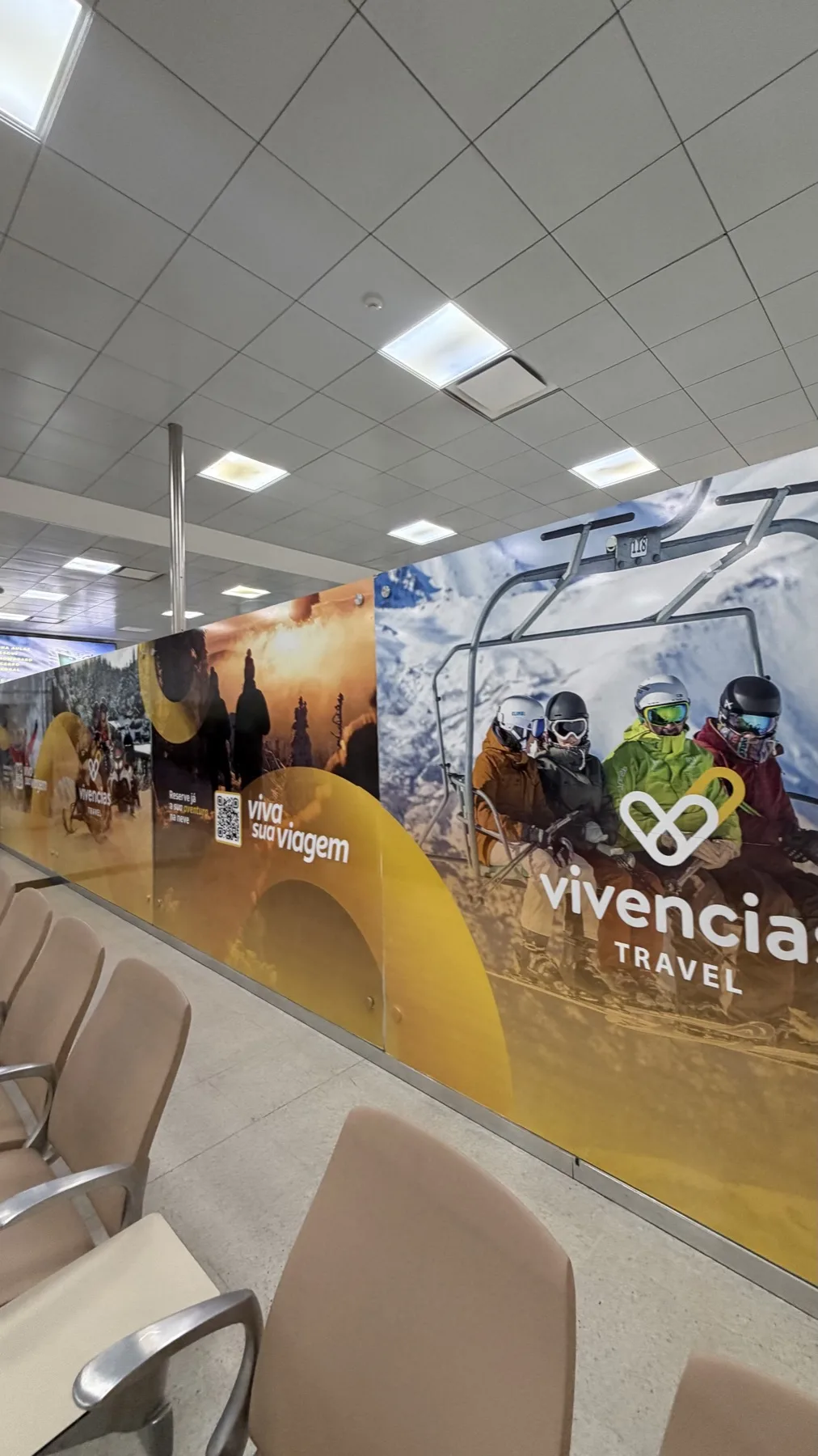 Marca Vivencias Travel en el hall del Aeropuerto de Bariloche