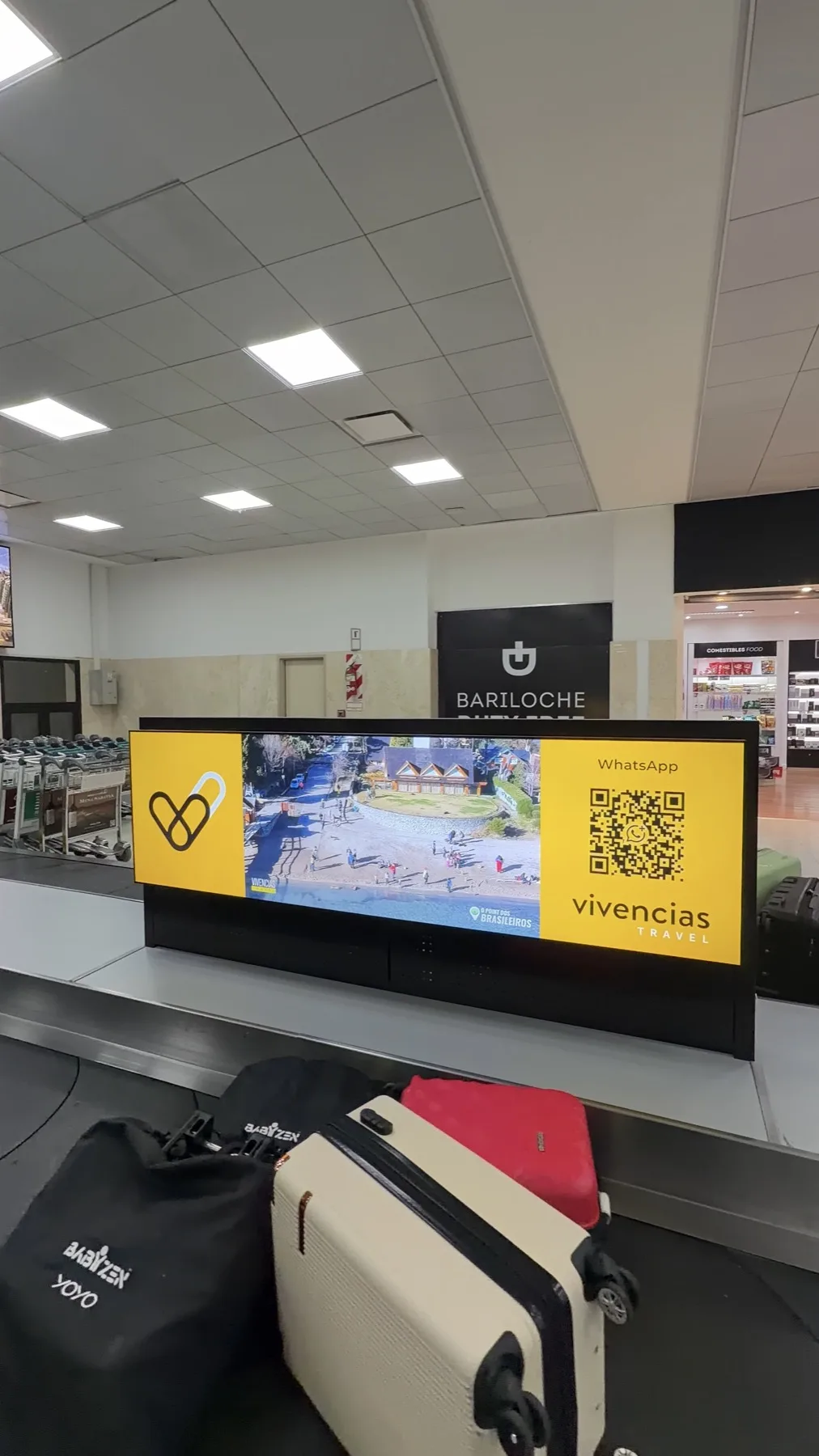 Pantalla de Vivencias Travel en la cinta de equipaje del Aeropuerto de Bariloche